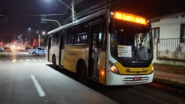 Assaltantes colocam arma na cabeça de motorista do Vila Acre, fazem arrastão e tocam o terror